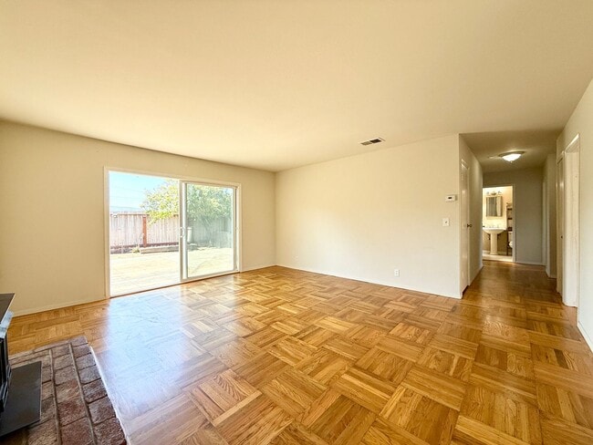 Building Photo - Spacious Ranch-Style Home with Bonus Room ...