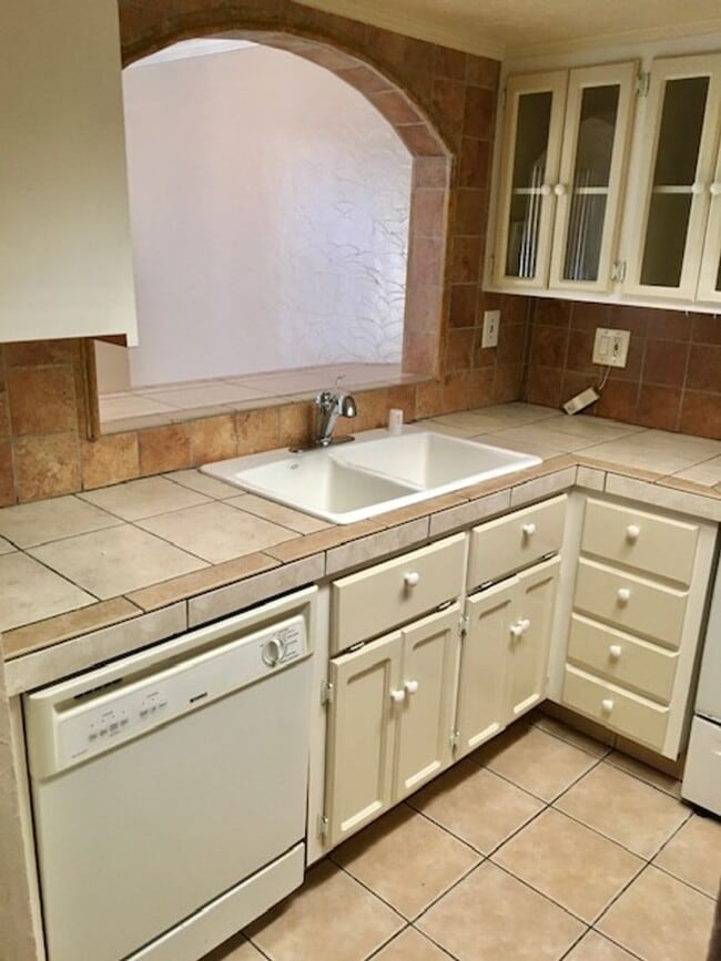 Building Photo - Nice 2 bed, 2 bath Condo with 1-Car Garage...