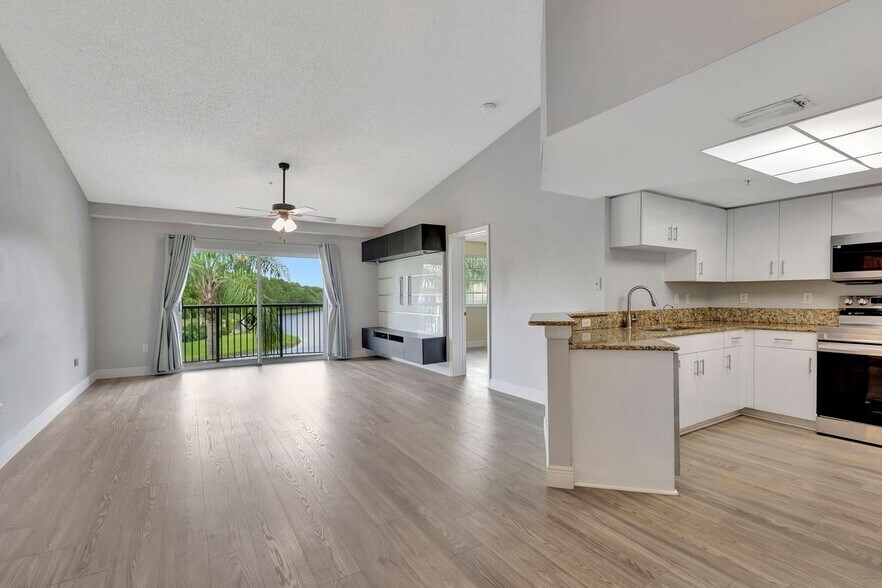 Building Photo - 600 Crestwood Ct N