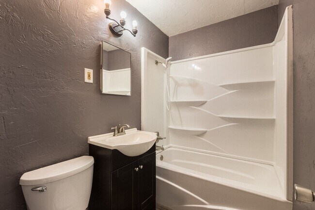 Building Photo - Lovely Home In Southwest OKC!