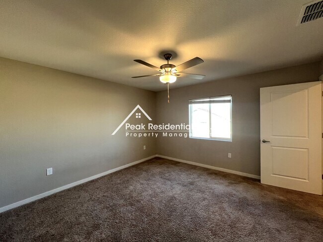 Building Photo - Updated Lincoln 4bd/2.5ba House With 2 Car...