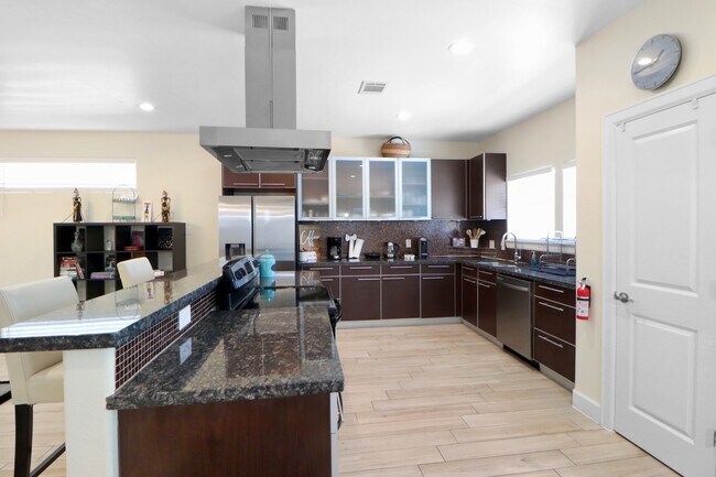 Building Photo - 3045 Clinton Dr