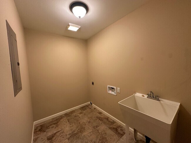 Building Photo - 16-1370 Pohaku Circle Kurtistown, HI 96760