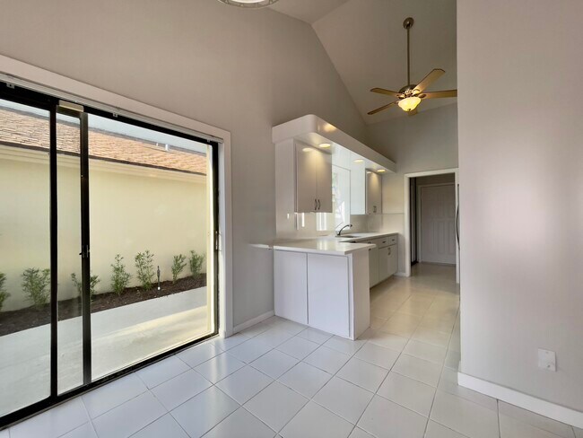 Building Photo - 208 E River Park Dr