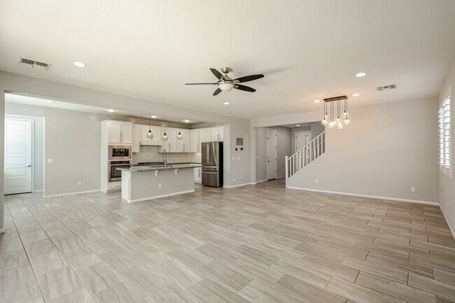 Building Photo - Beautiful 5bedrooms-2Baths Modern Style Home!