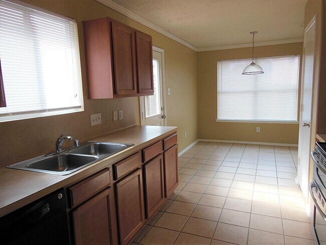 Building Photo - 1402 Sycamore Leaf Way