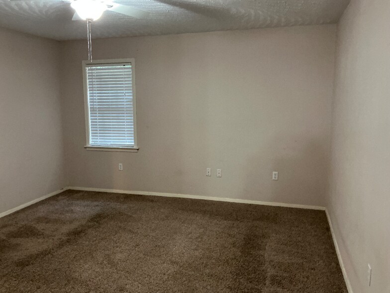 Building Photo - 402 Oakhill Cir