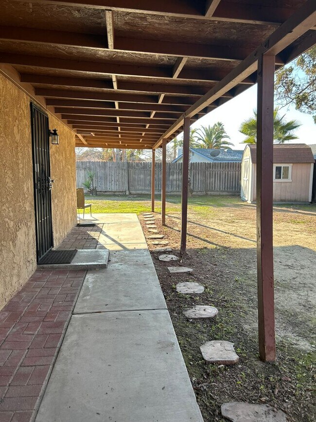 Building Photo - 3 Bedroom Home with Solar and 2-Car Garage