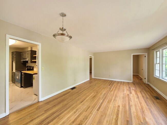 Building Photo - Cutest Bungalow in the Heart of Hapeville 3 bed/2 bath