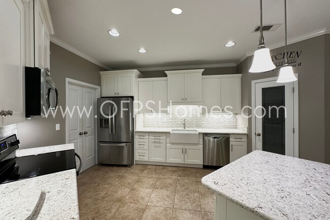 Building Photo - South Crestview 4/3 Available NOW!