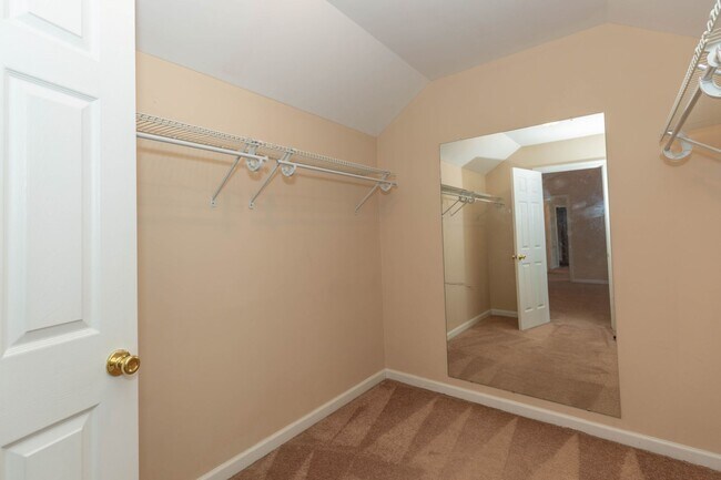 Building Photo - 4 bed, 2.5 bath Single Family Home in Char...