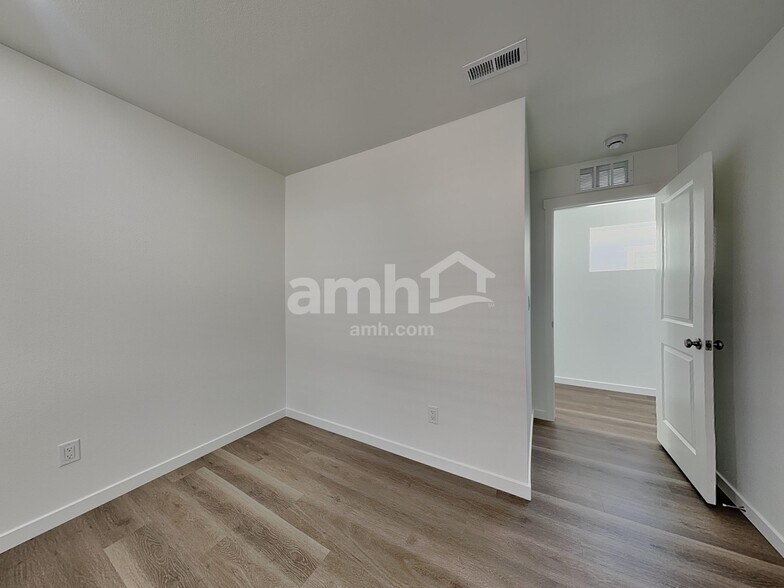 Building Photo - 360 N Addison Way