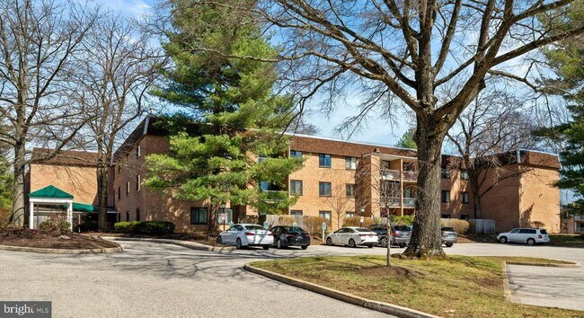 Building Photo - 1640 Oakwood Dr