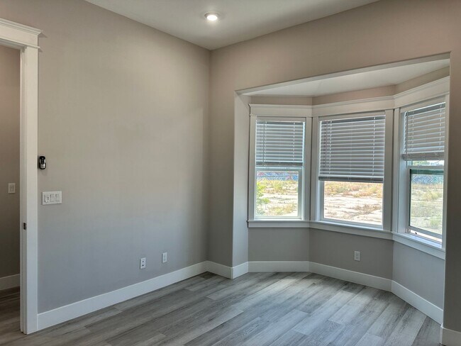 Building Photo - Remodeled 2bed/1 bath! Pets Ok! In-unit laundry!