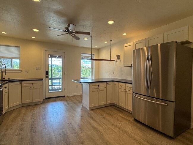 Building Photo - Charming Riverfront 2BR Walking Distance t...