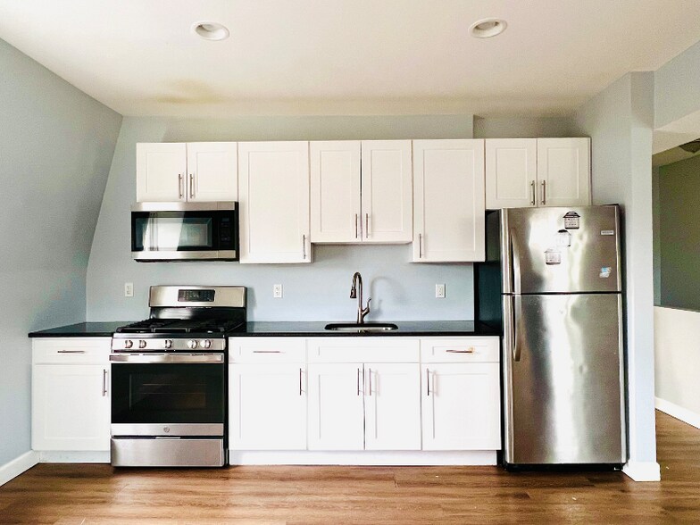 Building Photo - 272 William St