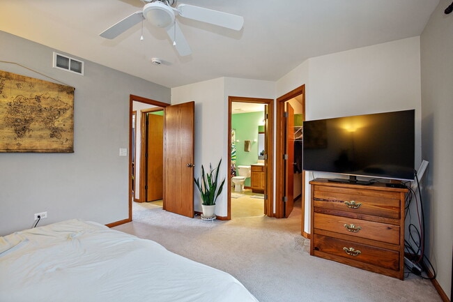 Building Photo - 1661 Cameron Dr