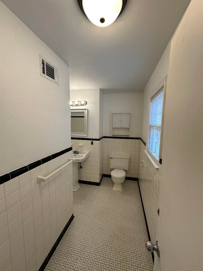 Building Photo - 4197 Woodcrest Dr