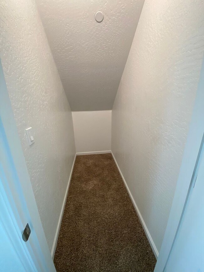 Building Photo - Corner lot Woodside Home in NW Visalia com...