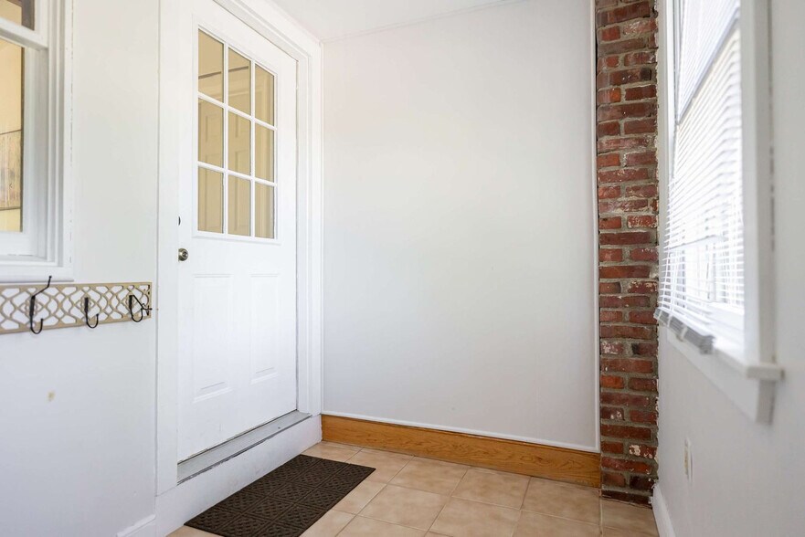 Building Photo - 253 Main St