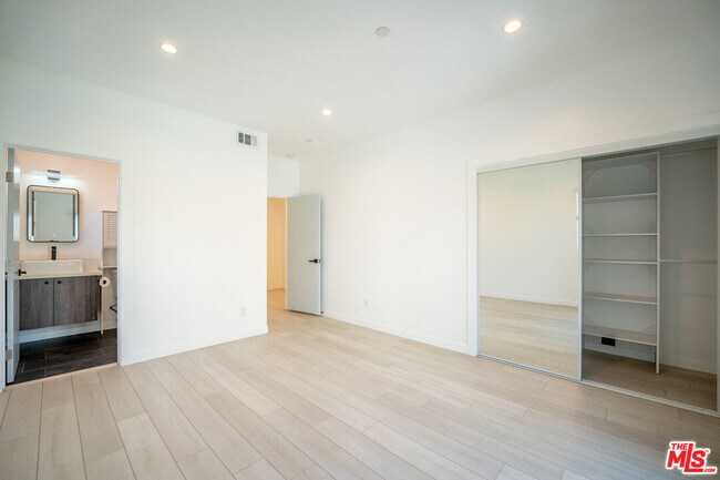 Building Photo - 246 N Dillon St