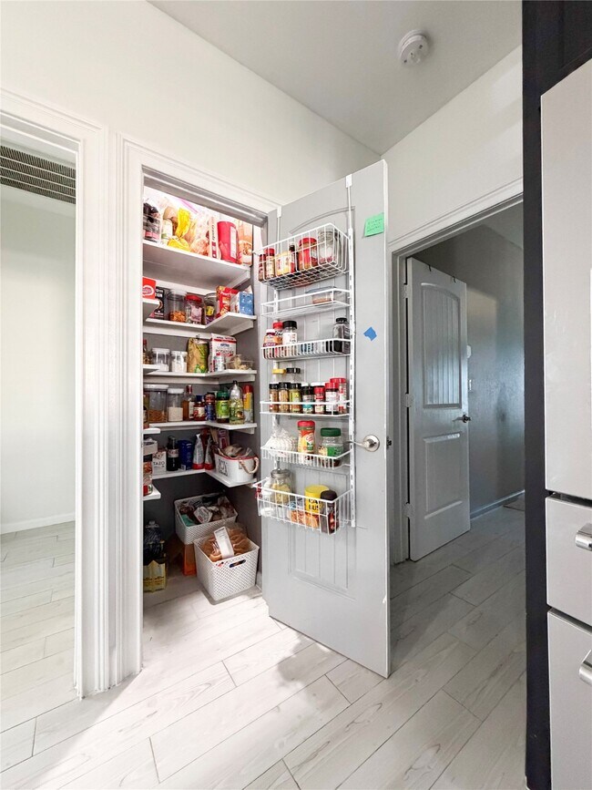 Building Photo - 9405 Arvin St