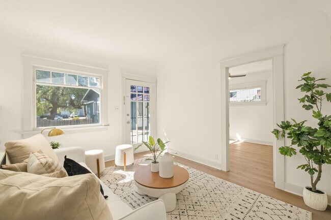 Building Photo - 4419–4423 Mississippi St — fully renovated with designer finishes throughout!