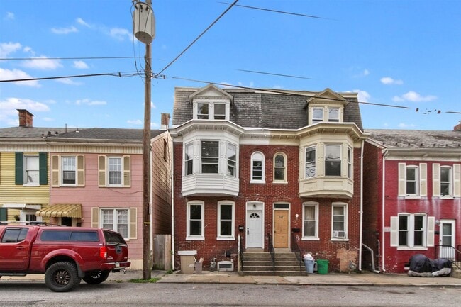 Primary Photo - Spacious 5 Bedroom, 2 Bath Home in York City!