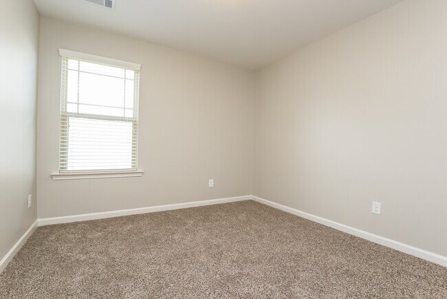 Building Photo - 5051 Saphire Ct