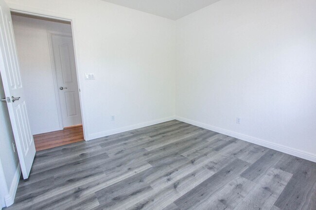 Building Photo - 4266 N Saratoga Dr