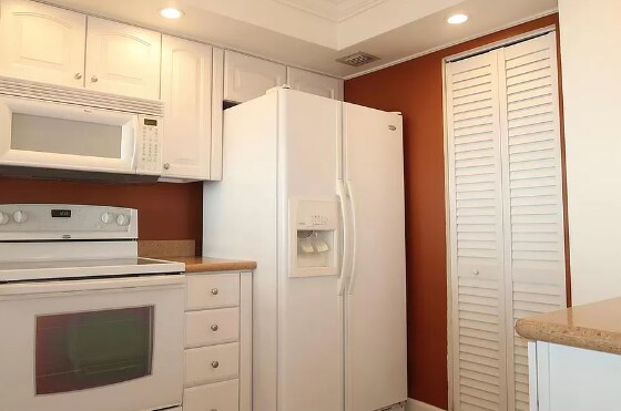 Building Photo - 555 NE 15th St