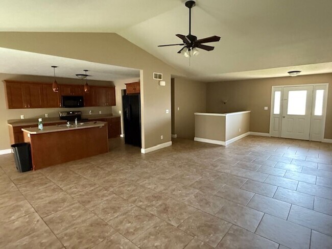 Building Photo - 417 DAHLIA