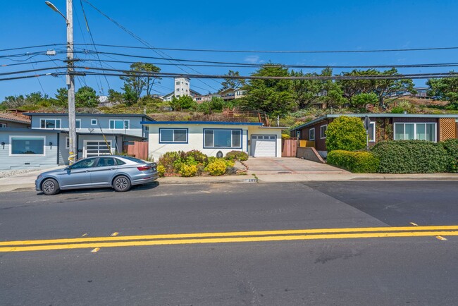 Building Photo - Pacific Ocean and Hillside Views