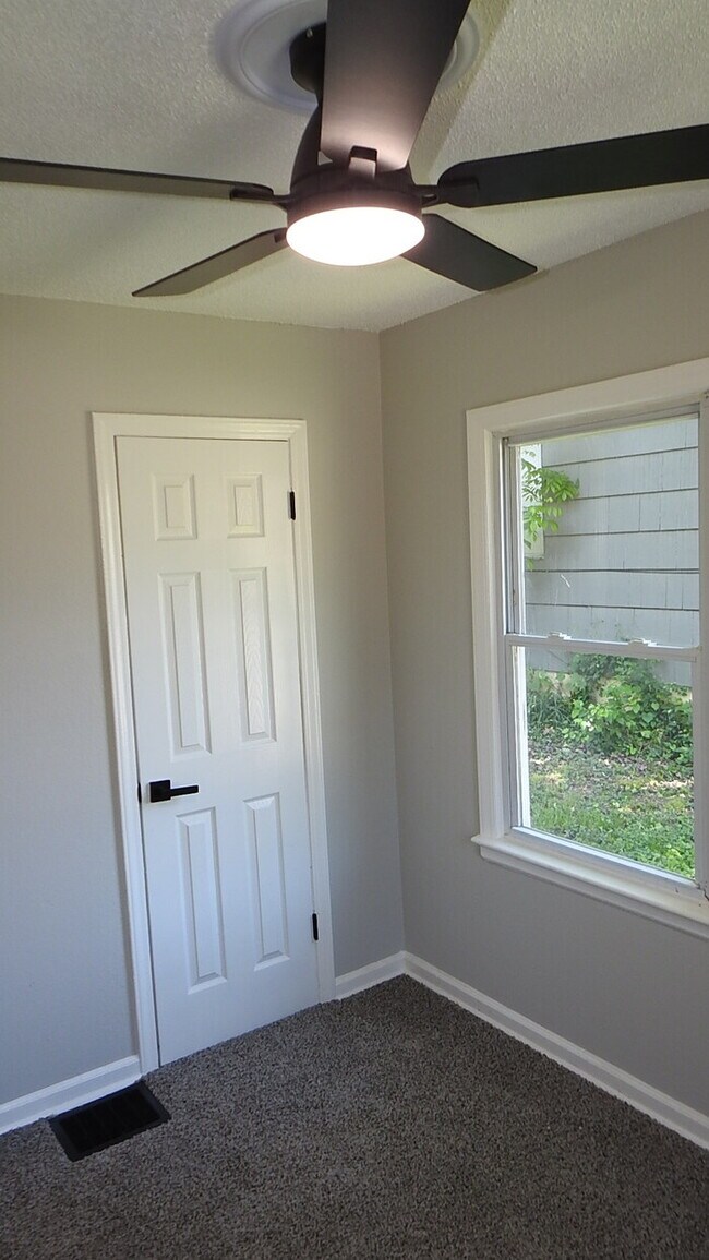 Building Photo - 3 bed 1 bath in Midtown KC