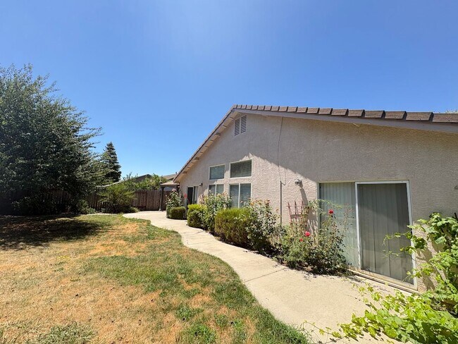 Building Photo - Three Bedroom Galt Home!
