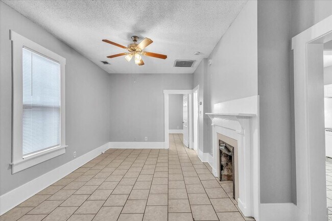 Building Photo - 3 bedroom 2 bath Downtown Savannah apartment