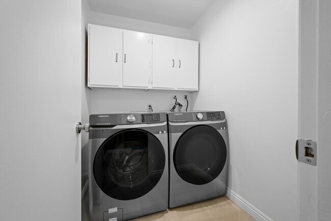 Building Photo - 10574 Sunland Blvd