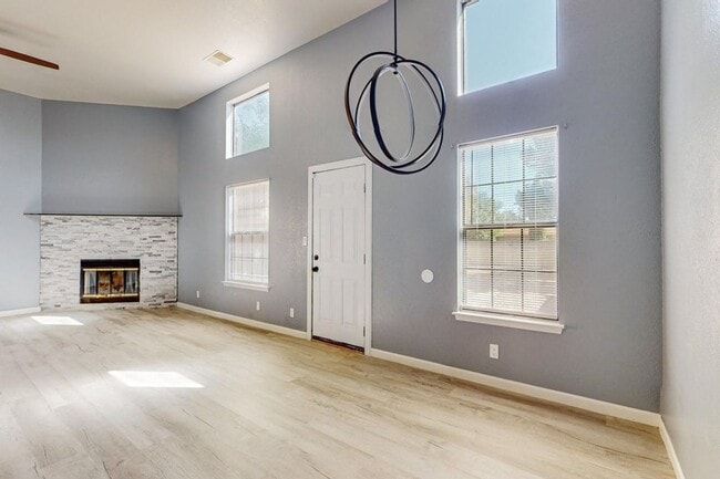 Building Photo - NW Home 3 Bedroom 2 Bath 2/CG 1266/SF