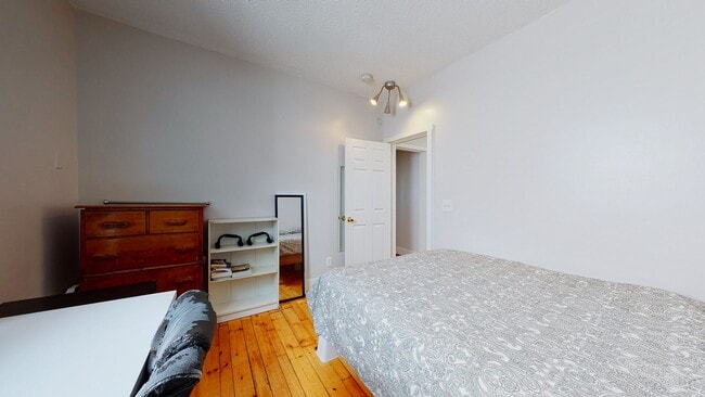 Building Photo - 6 Bedroom Apartment in Science Hill, close to downtown! (Laundry In Unit)