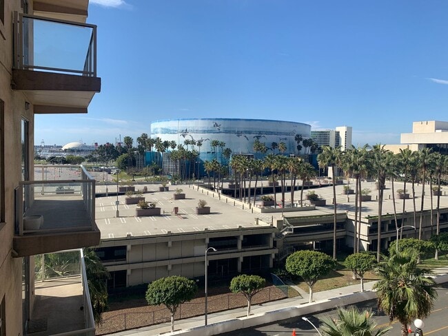 Building Photo - Beautiful 2 Bed + 2 Bath Long Beach Condo ...