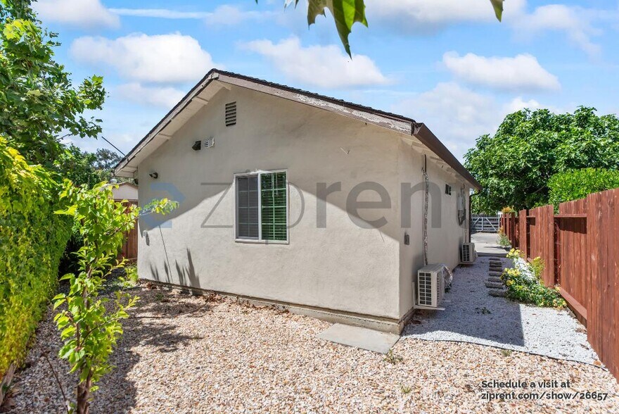 Building Photo - 629 Pelican Ct