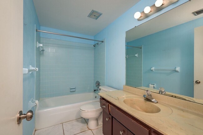 Building Photo - Harbor Oaks Place