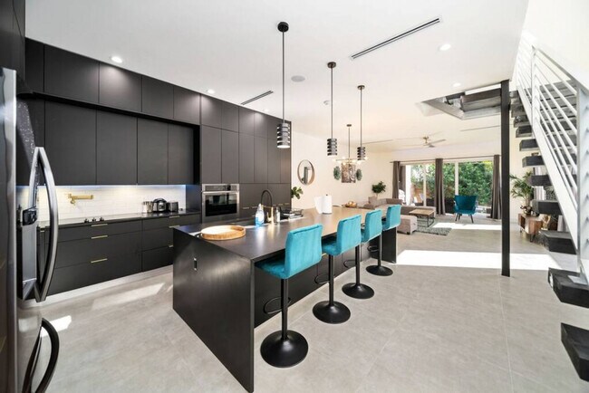 Building Photo - 1621 NE 4th Pl