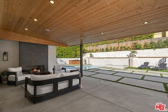 Building Photo - 2120 San Ysidro Dr