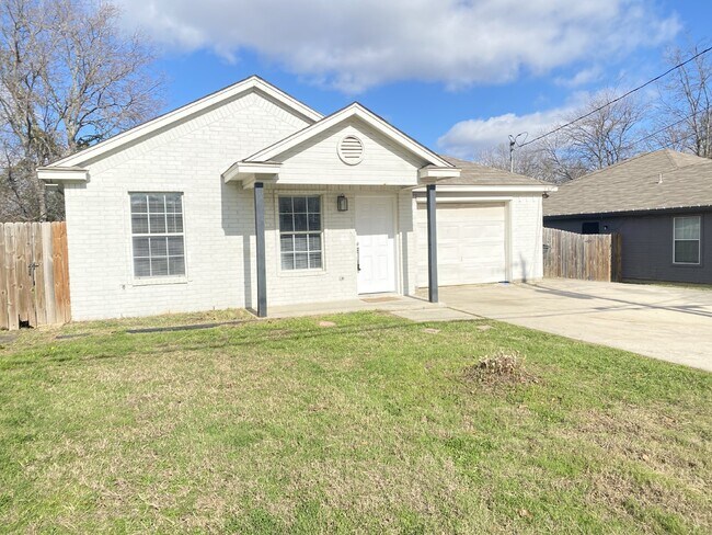 Building Photo - Charming 4-bedroom, 2-bathroom home in Fort Worth, TX!