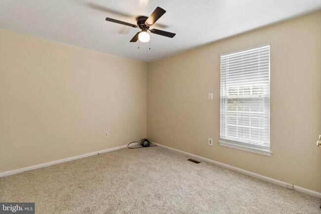 Building Photo - 820 Chatsworth Dr