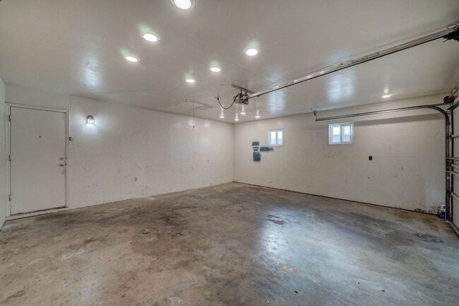 Building Photo - 2133 W Morten Ave