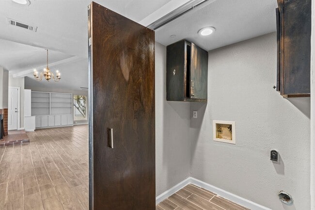 Building Photo - Beautiful 2 Bed, 2 Bath Townhome