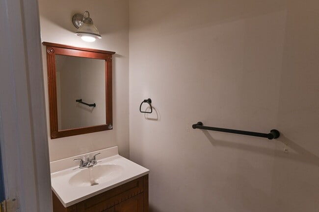 Building Photo - Spacious 3 Bedroom on Harris
