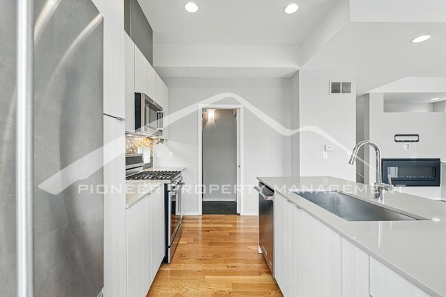 Building Photo - Spacious Home with Washer/Dryer and Mountain Views